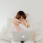 Een warme elektrische deken op een bed, perfect voor koude nachten met een focus op veiligheid en comfort.