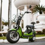Een moderne elektrische brommobiel op een zonnige straat, ideaal voor korte ritten en comfort.